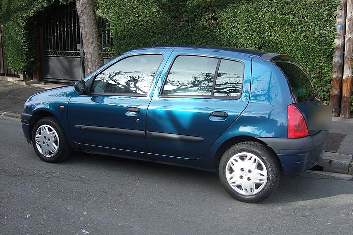 Renault Clio II bleu pétrole 5 portes de trois quarts arrière