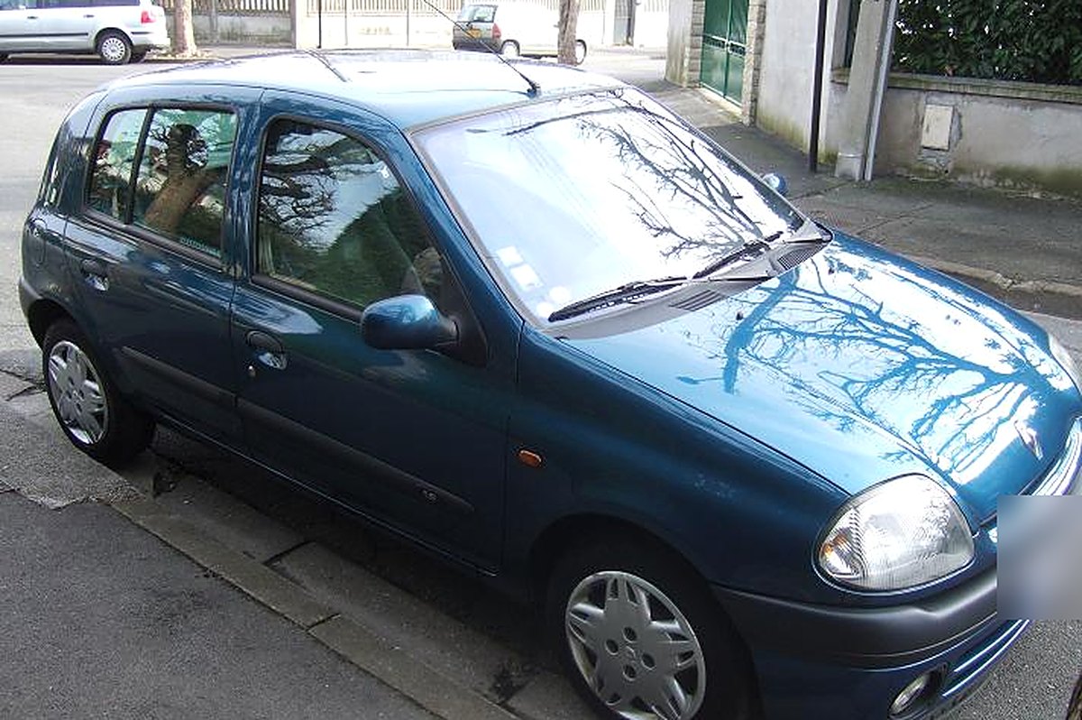Renault Clio II bleu pétrole 5 portes de trois quarts avant