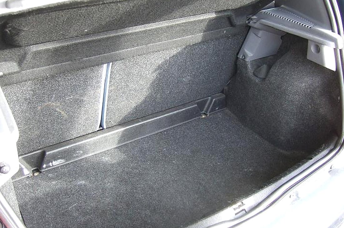 Coffre d'une Renault Clio II