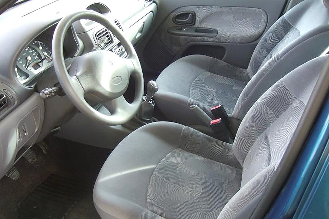 Poste de conduite Renault Clio II : volant, planche de bord et sièges tissu