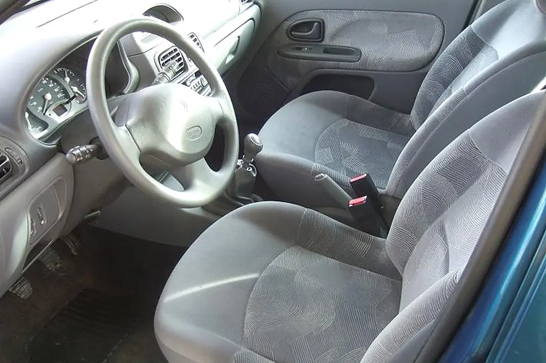 Poste de conduite Renault Clio II : volant, planche de bord et sièges tissu