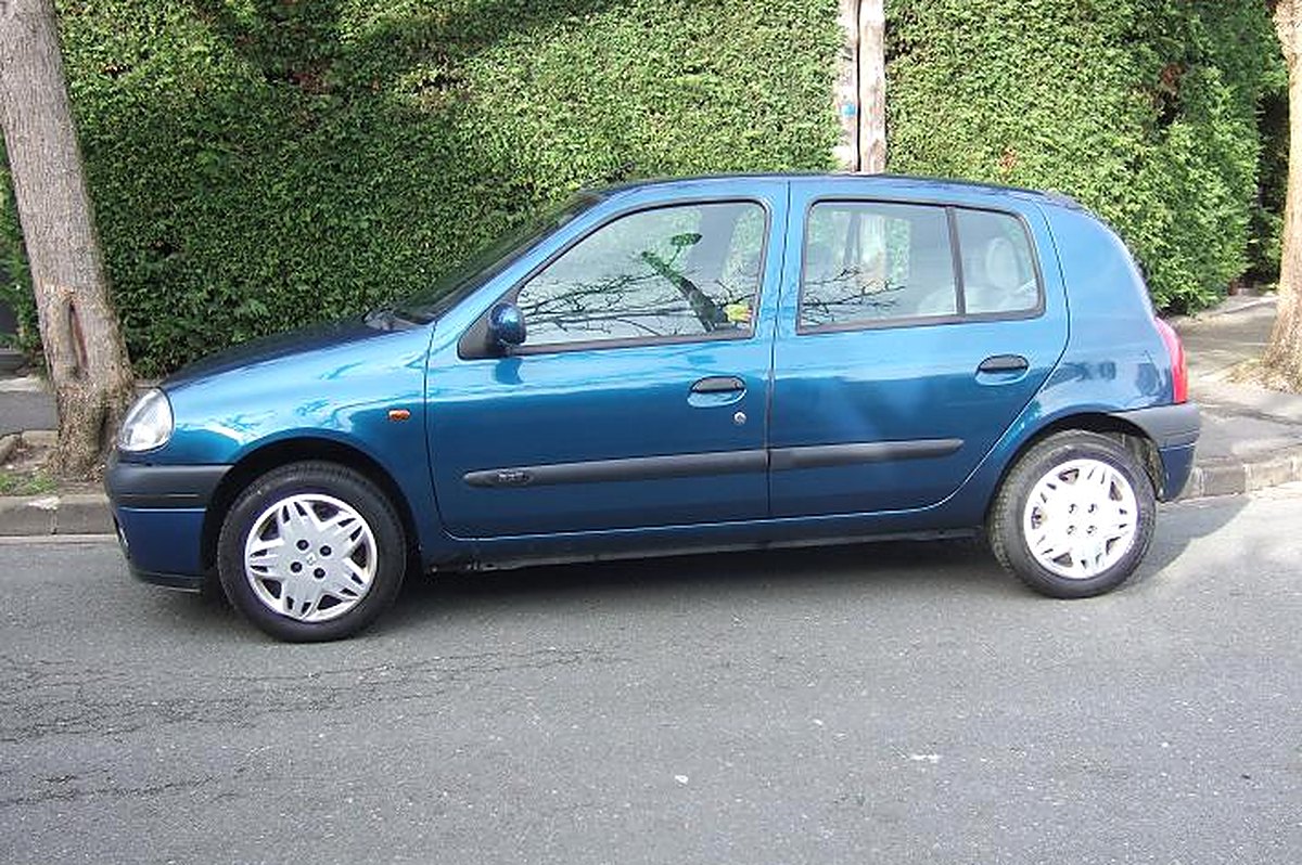 Renault Clio II bleu pétrole 5 portes de profil