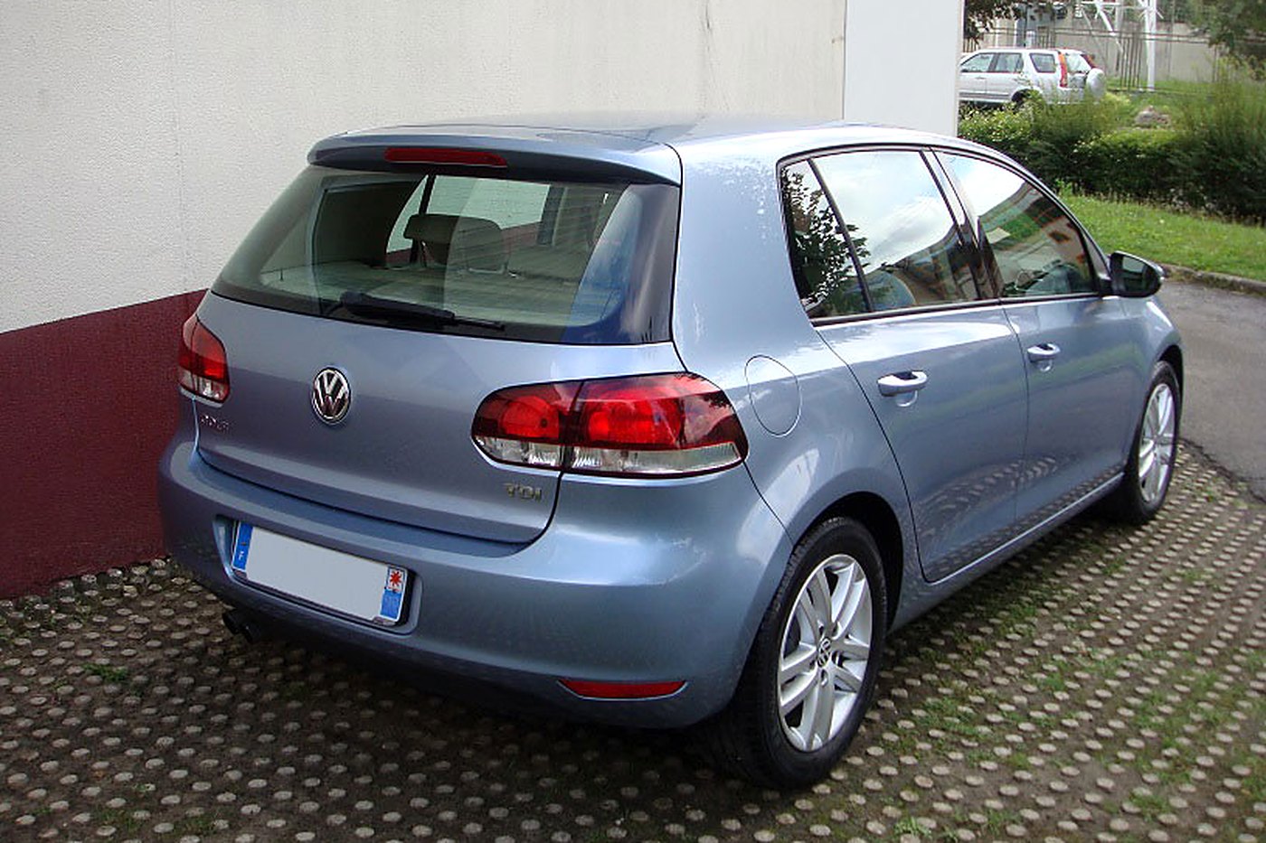Volkswagen Golf VI bleu clair de trois quarts arrière
