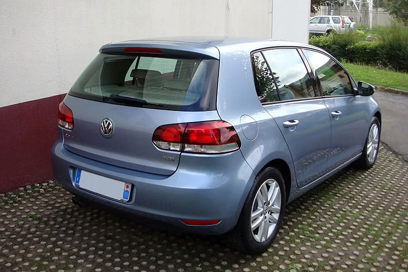 Volkswagen Golf VI bleu clair de trois quarts arrière