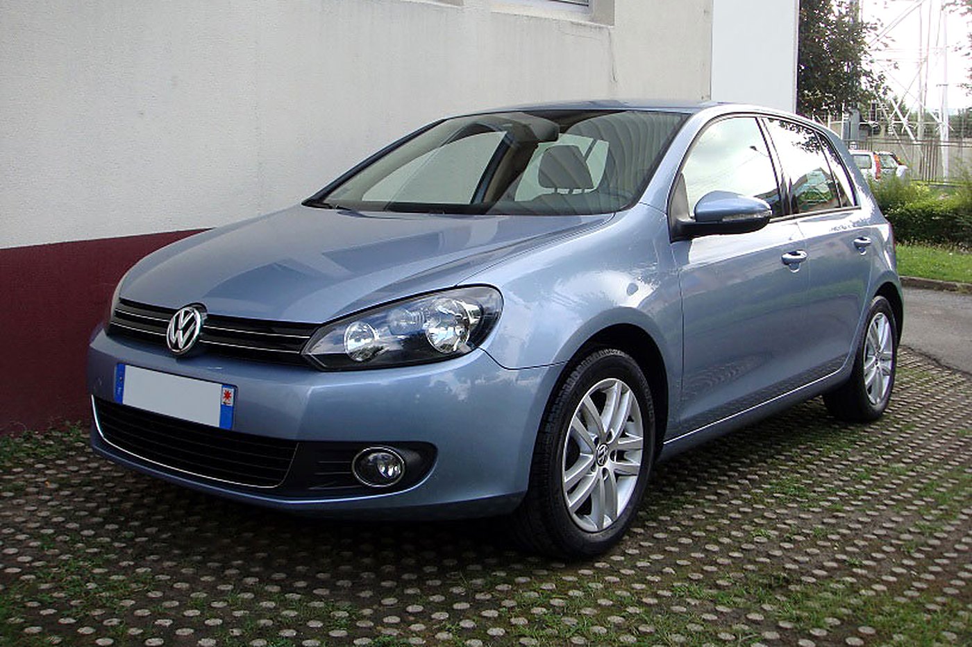 Volkswagen Golf VI bleu clair de trois quarts avant