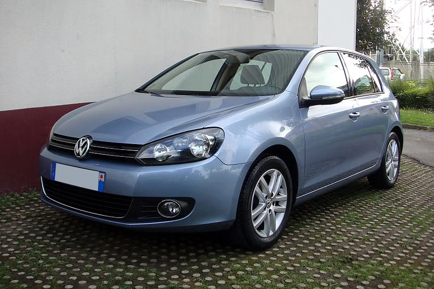 Volkswagen Golf VI bleu clair de trois quarts avant