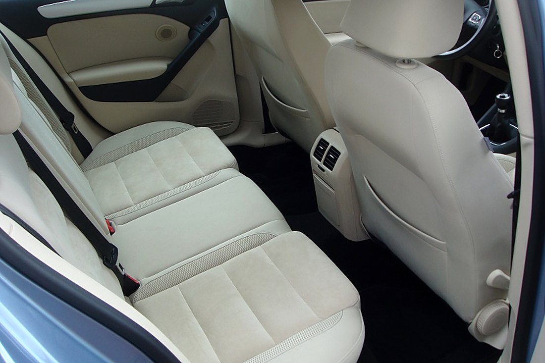 Sièges tissu clair d'une Volkswagen Golf VI