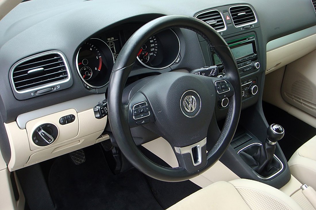 Poste de conduite Volkswagen Golf VI : volant, compteurs, boîte manuelle