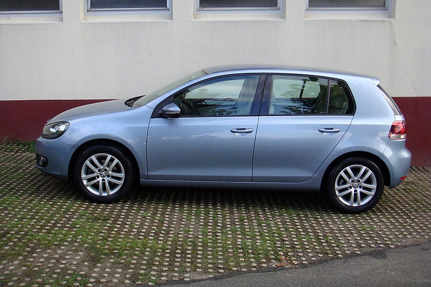 Volkswagen Golf VI bleu clair 5 portes de profil