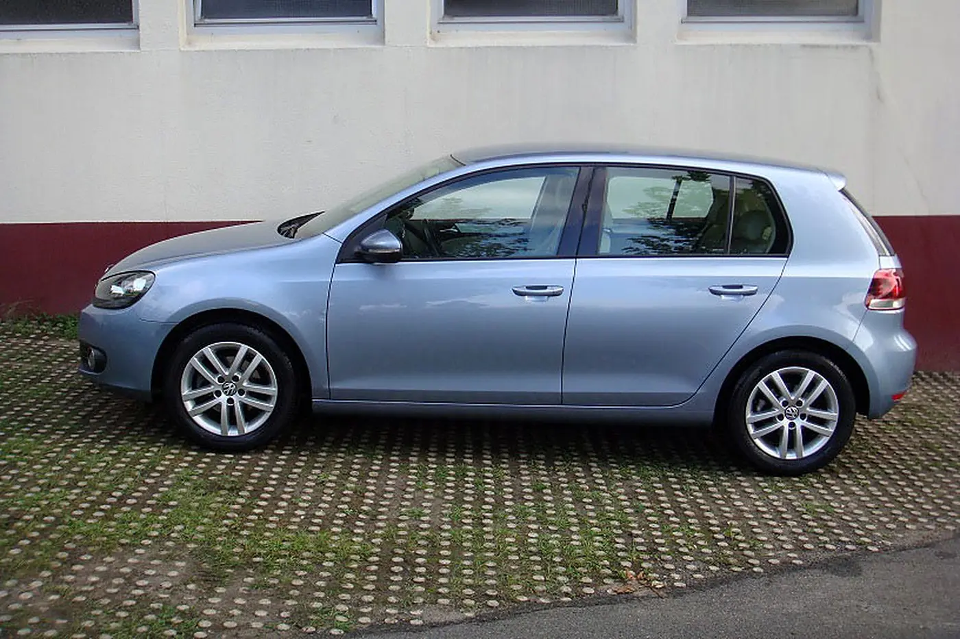 Volkswagen Golf VI bleu clair 5 portes de profil